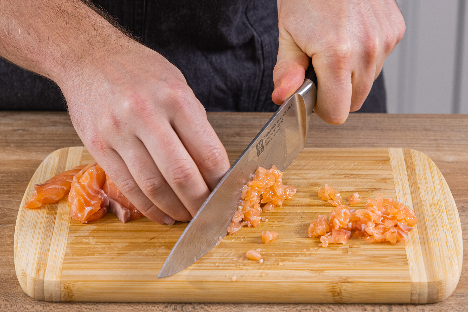 Lachs in feine Würfel schneiden