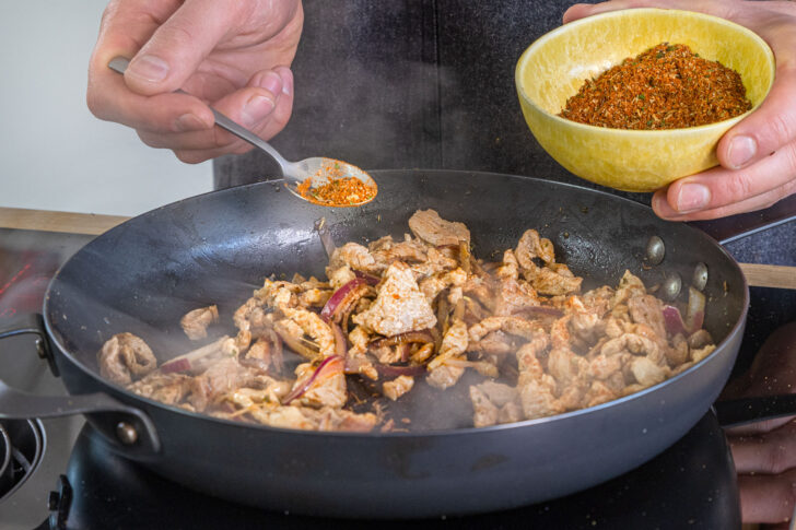 Gyros mit Gyros-Gewürz würzen