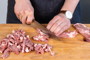Schweinenacken schneiden