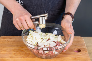 Knoblauch pressen