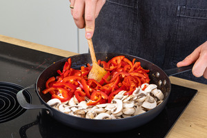 Champignons und Paprika anbraten