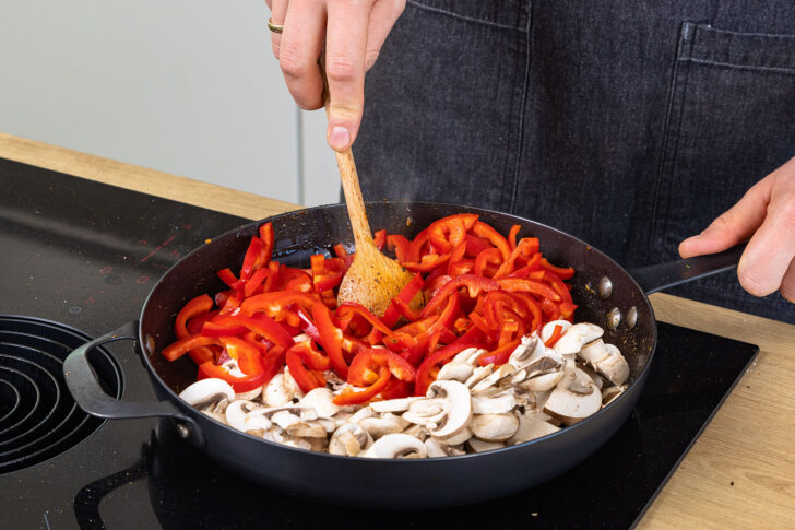 Champignons und Paprika anbraten
