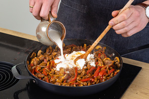 Sahne zu Gyros gießen