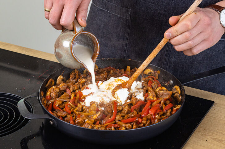 Sahne zu Gyros gießen