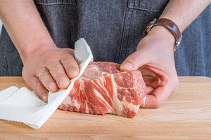 Fleisch abtupfen