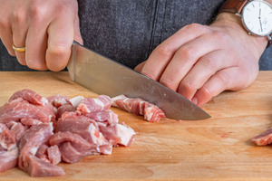 Schweinefleisch in Streifen schneiden