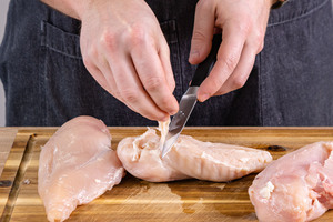 Hähnchen von Sehnen befreien