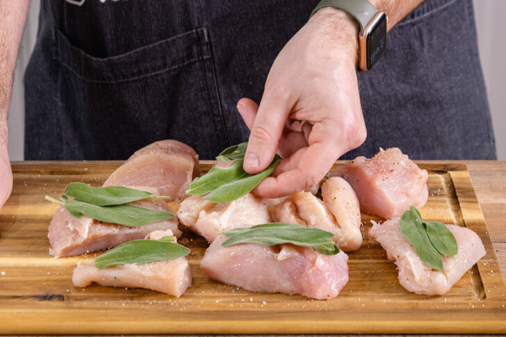 Salbei auf Hähnchen verteilen