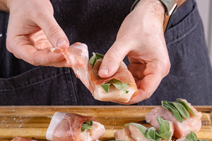 Parmaschinken um Hähnchen wickeln