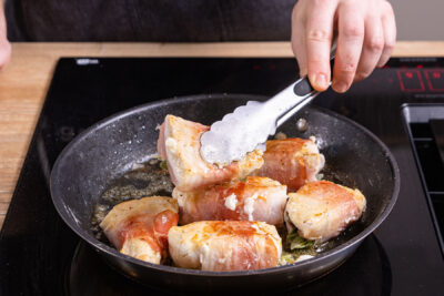 Hähnchen-Saltimbocca aus der Pfanne nehmen