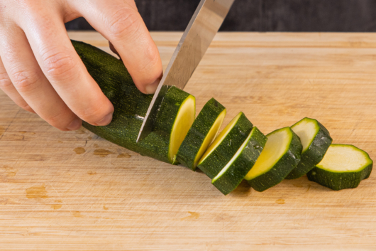 Zucchini in mundgerechte Stücke schneiden