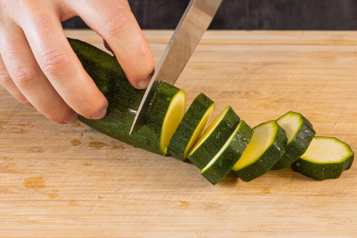 Zucchini in mundgerechte Stücke schneiden