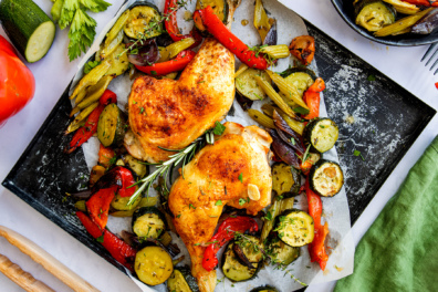Hähnchenschenkel mit Gemüse aus dem Backofen