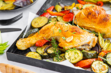 Hähnchenschenkel mit Gemüse aus dem Backofen