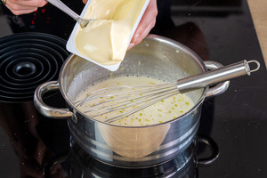 Schmelzkäse zur Soße geben