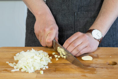 Zwiebeln und Knoblauch würfeln