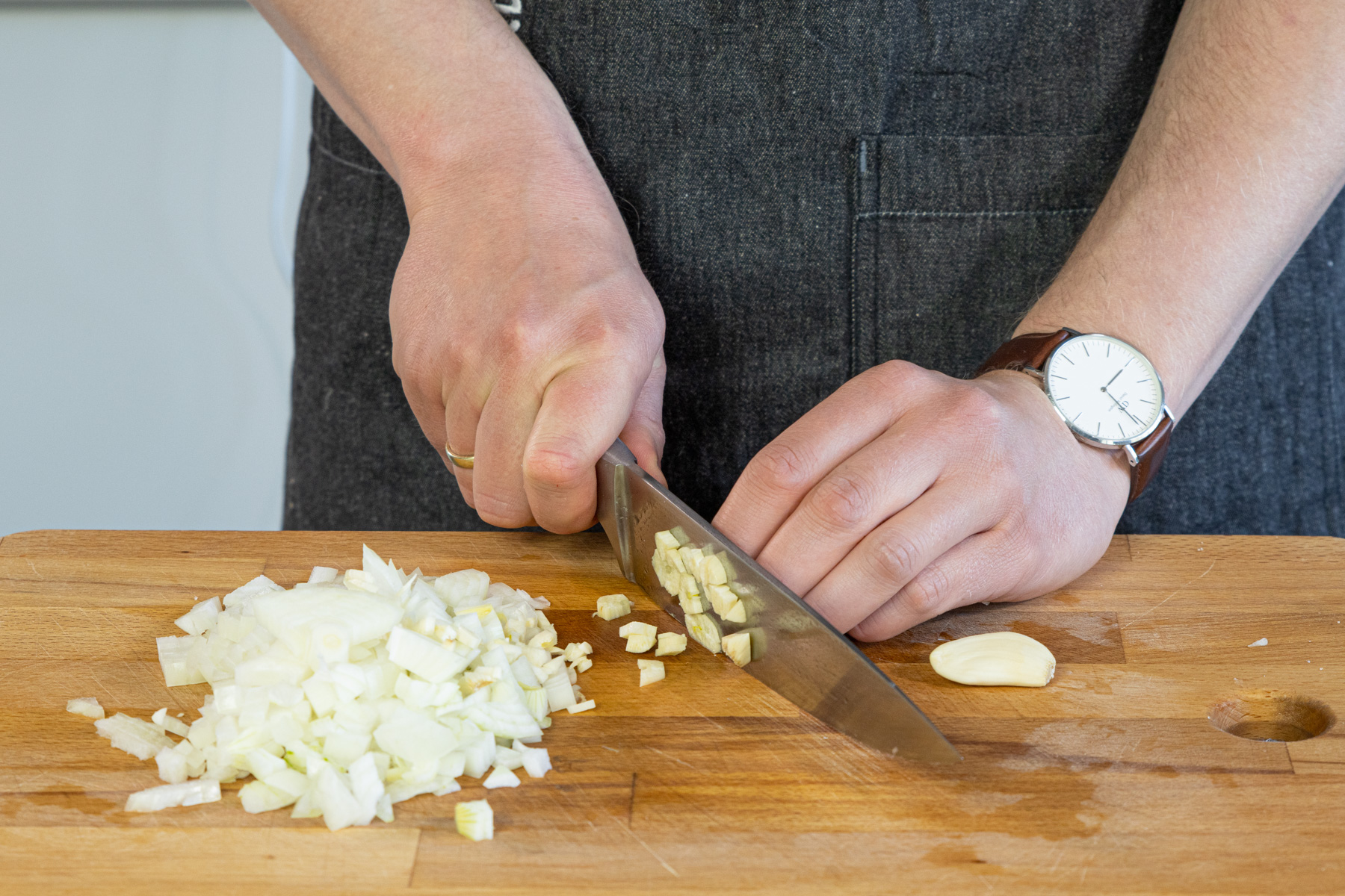 Zwiebeln und Knoblauch würfeln