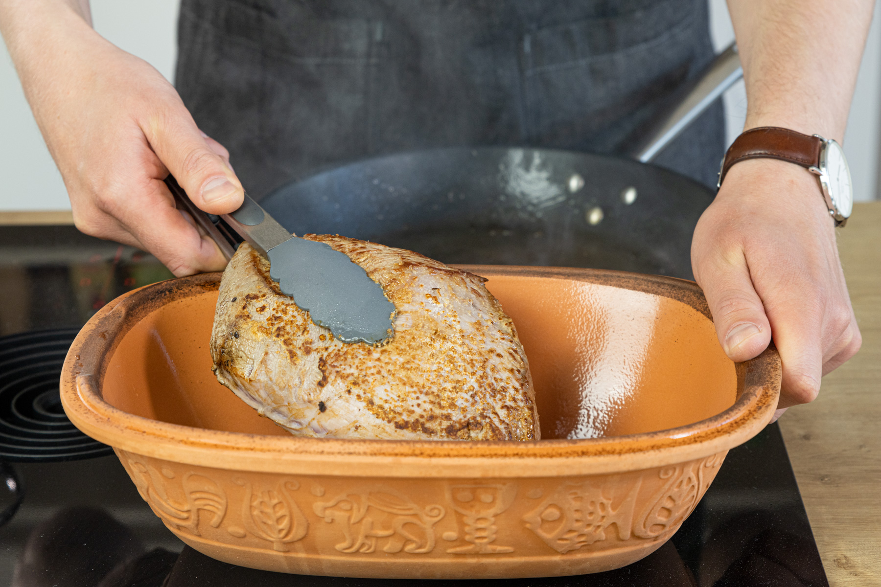 Kalbsbraten in den Römertopf geben