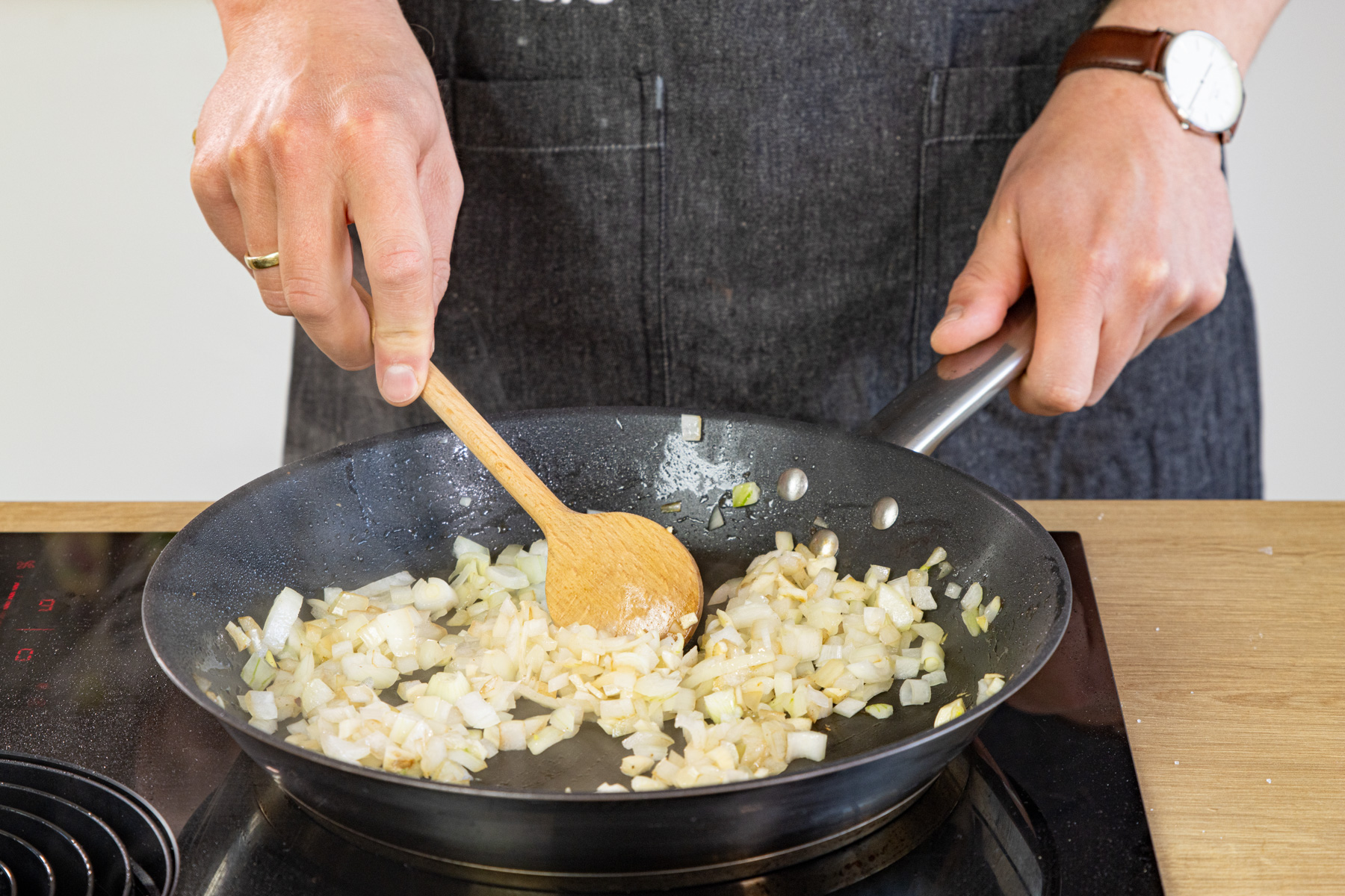 Zwiebeln und Knoblauch anschwitzen