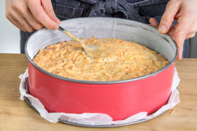 Teig für Karottenkuchen mit Frischkäse mit Springform füllen