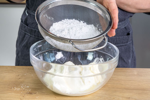 Puderzucker zum Frischkäse geben
