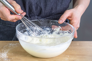 Frischkäse-Frosting verrühren
