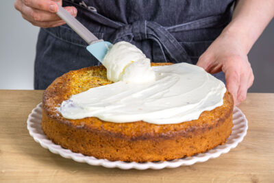 Karottenkuchen mit Frischkäse einstreichen