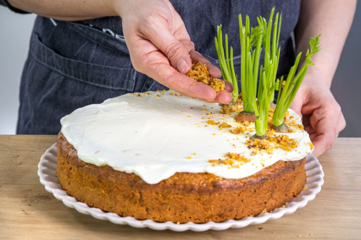 Karottenkuchen dekorieren