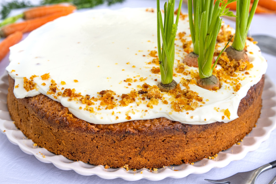 Karottenkuchen mit Frischkäse | Rezept - eat.de