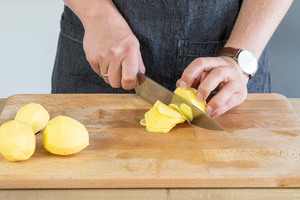 Kartoffeln in Scheiben schneiden