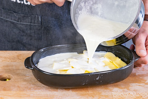 Sahne über die Kartoffeln gießen
