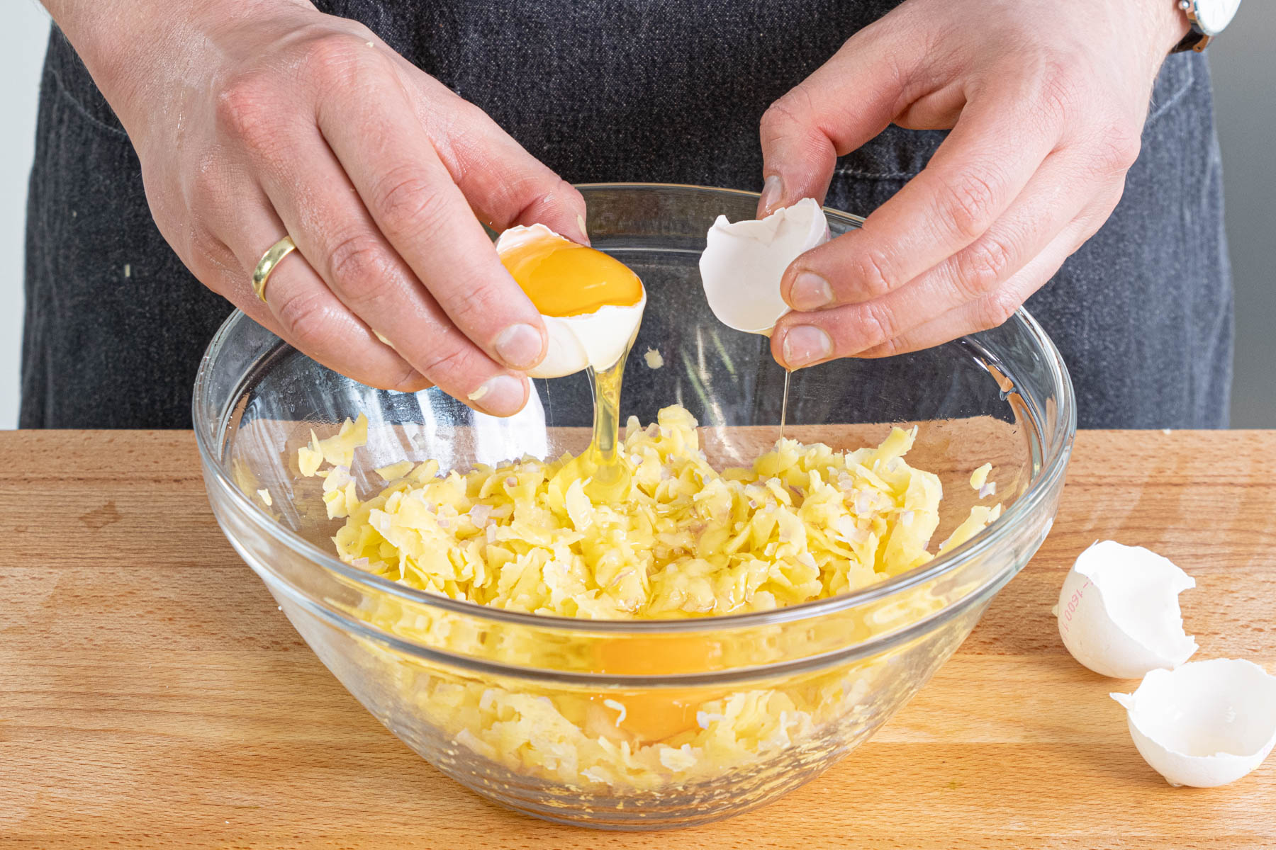 Ei und Mehl mit der Kartoffelmasse verkneten