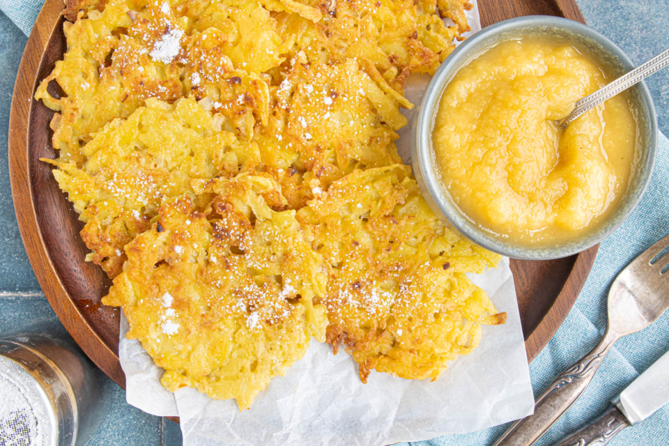 Kartoffelpuffer mit Apfelmus | Rezept - eat.de