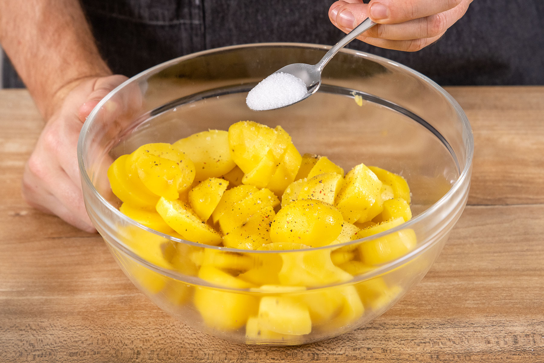 Zucker zu den Kartoffeln geben