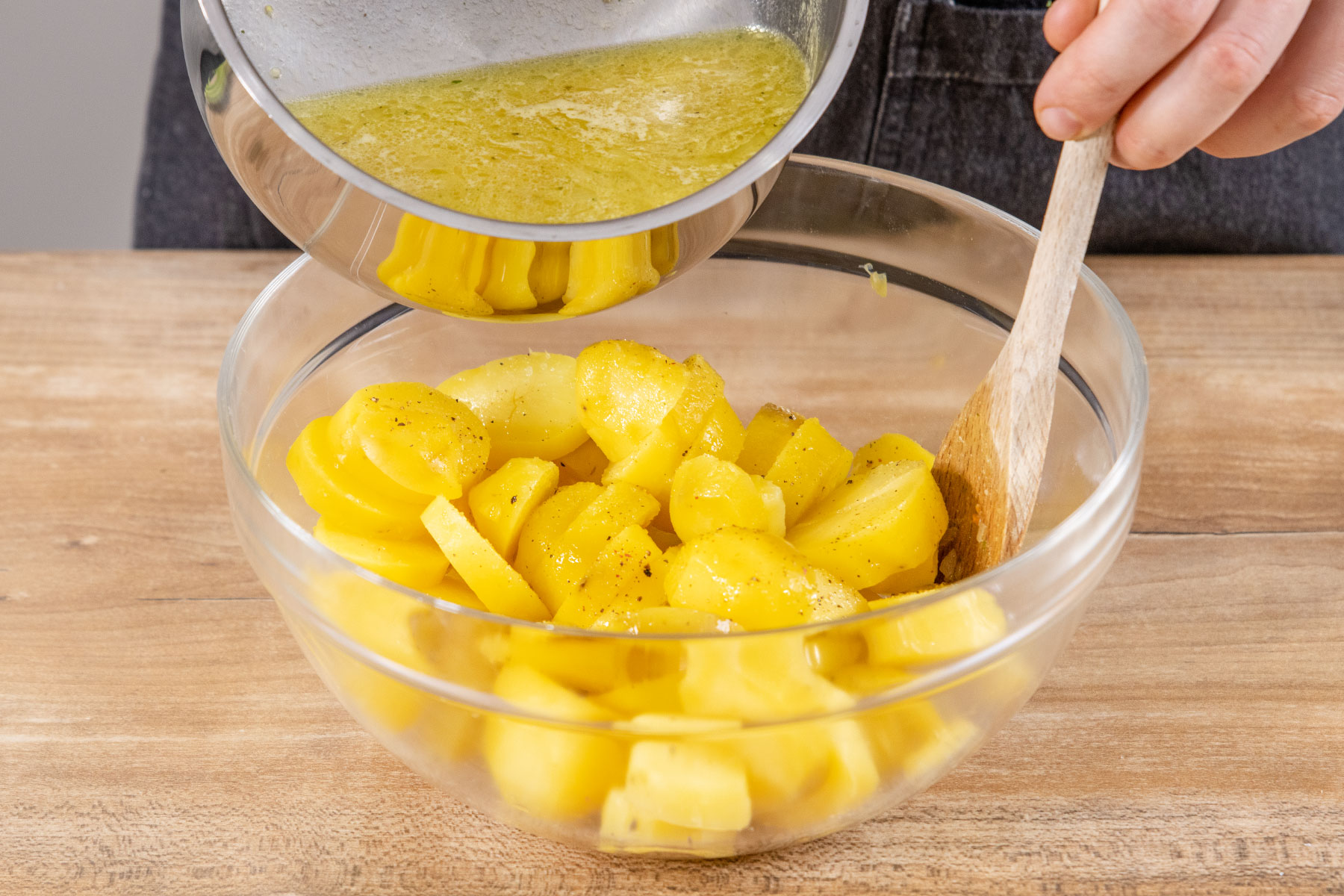Zwiebel-Schinken-Masse zu den Kartoffel geben
