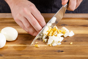 Eier klein schneiden