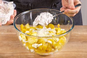 Fleischsalat zum Kartoffelsalat geben