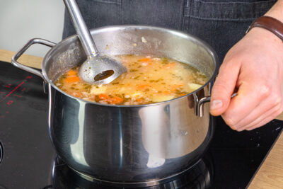 Kartoffelsuppe mit Speck pürieren