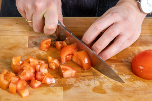 Tomaten für Kichererbsensuppe klein schneiden