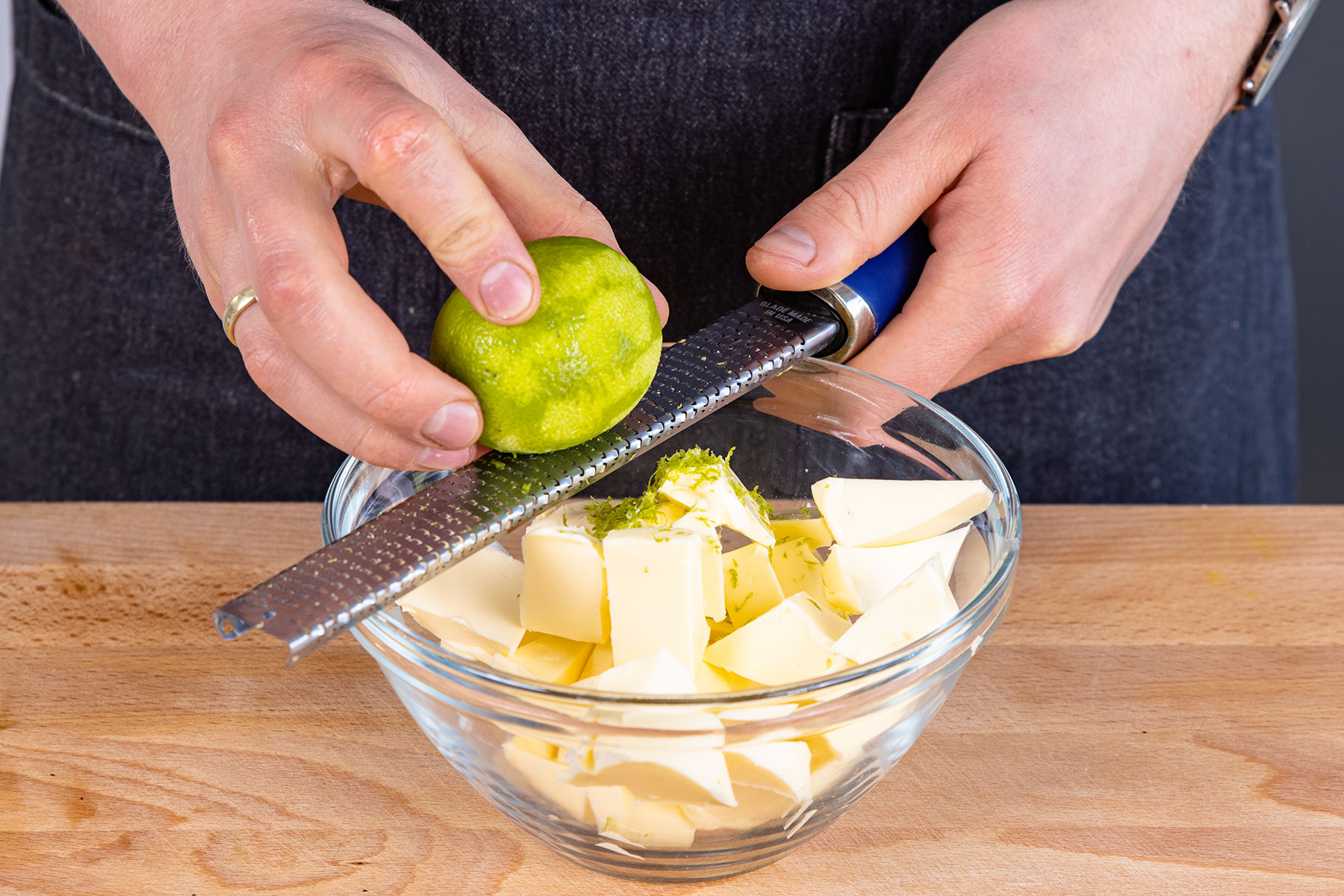 Limette zur Butter reiben