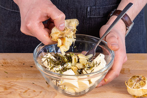 Kräuter & Knoblauch zur Butter geben