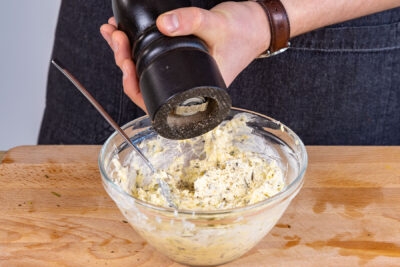 Knoblauchbutter salzen & pfeffern