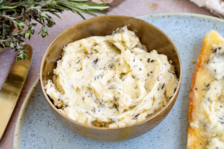 Knoblauchbutter aus dem Ofen