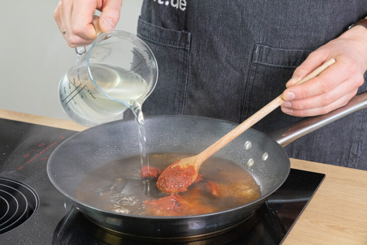 Tomatenmark ablöschen