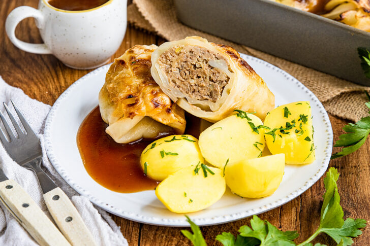 Kohlrouladen mit dunkler Soße