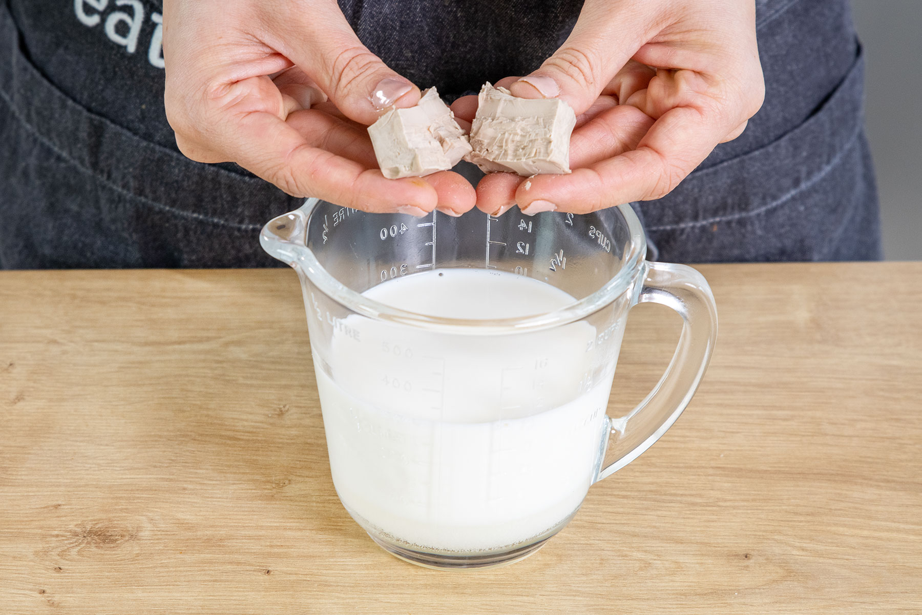 Hefe zur Milch geben