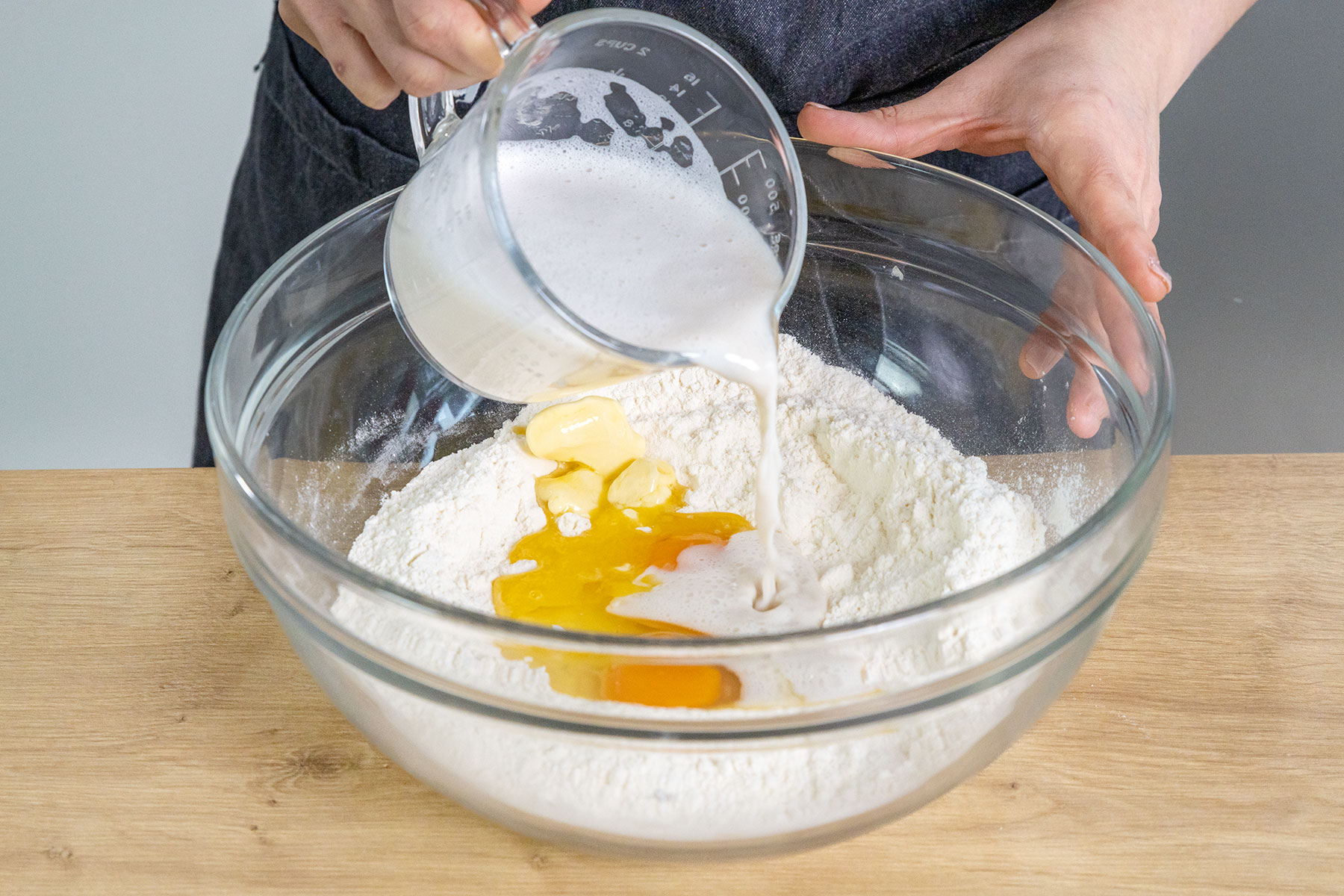 Hefemilch in die Teigmulde gießen
