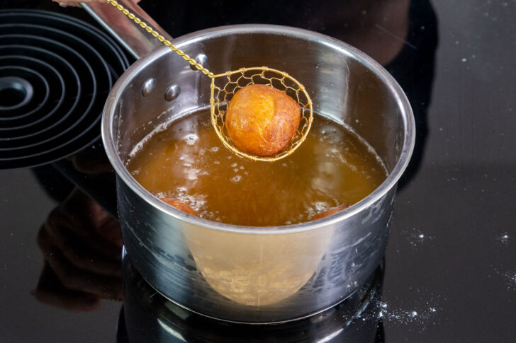 Kräppelchen aus dem Schweineschmalz holen