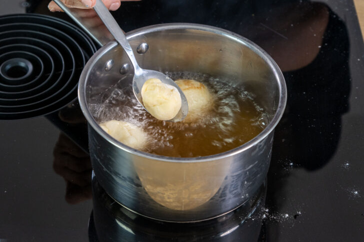 Kräppelchen nach Uromas DDR-Rezept in den heißen Schweineschmalz geben
