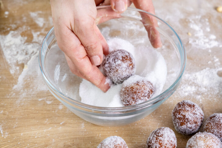Kräppelchen in Zucker wälzen